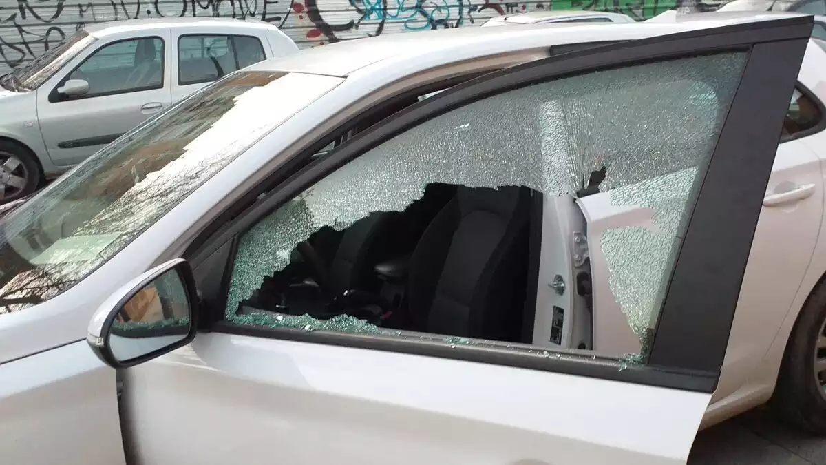 Imatge d'un dels vehicles amb els vidres trencats al barri Horts de Miró de Reus