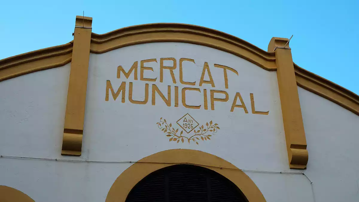 Lletres de la façana del Mercat Municipal de la Vila, a Cambrils.