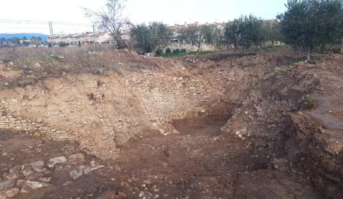 La primera prospecció al jaciment de Banyeres ha deixat murs i una muralla a la vista.