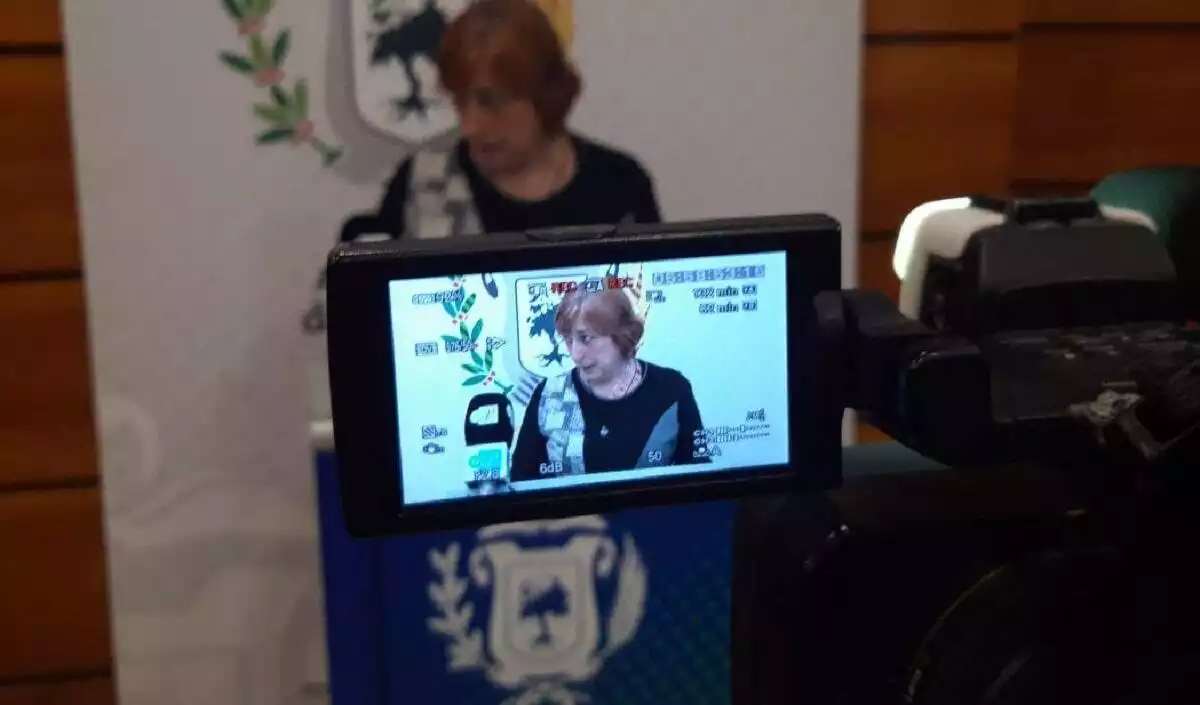 La regidora de Serveis Socials, Montse Martín, presentant el nou programa als mitjans.