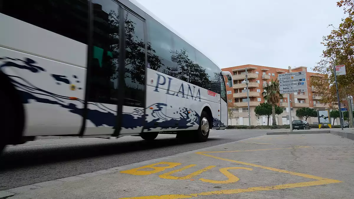 Imatge d'un autobús circulant per la plaça dels Països Catalans de Vila-seca.