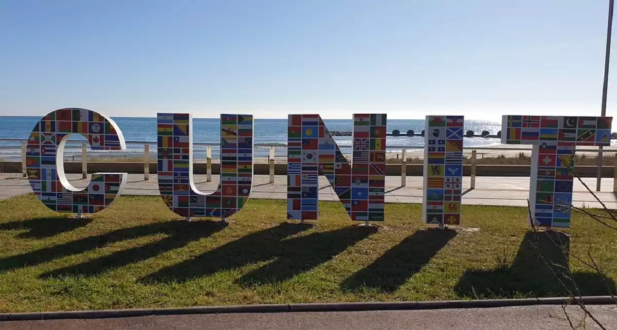 Les lletres que l'Ajuntament de Cunit ha posat al Passeig Marítim.