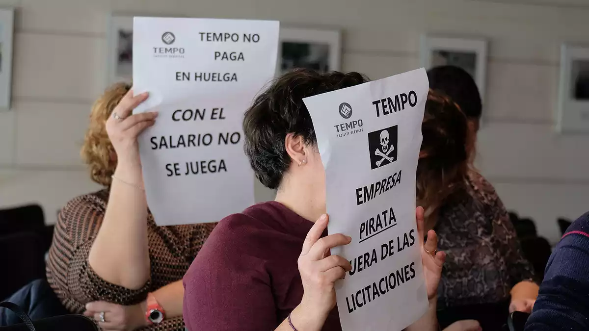 Imatge d'alguns cartells de protesta que van exhibir les treballadores de la neteja de Tempo al plenari de Salou.