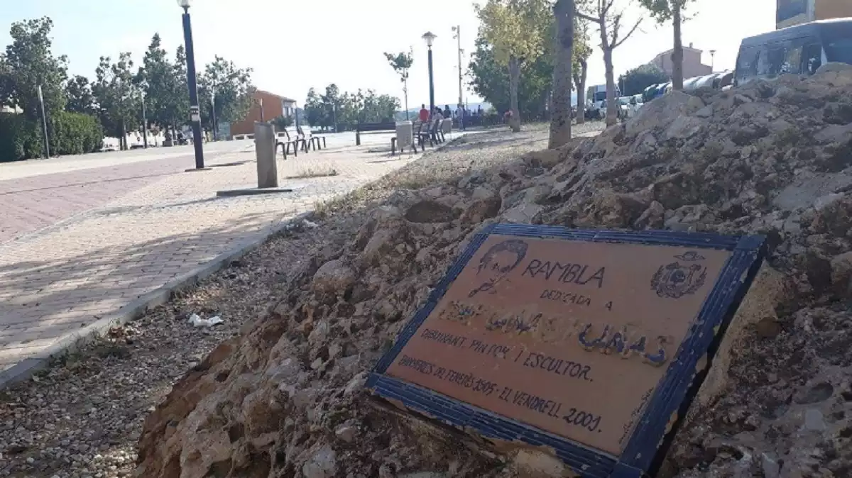 Monument dedicat a Josep Cañas a la rambla que porta el seu nom al Vendrell.