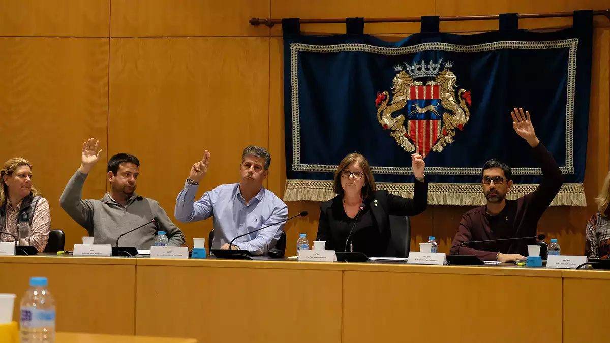 Els portaveus del govern municipal de Cambrils, Oliver Klein, Lluís Abella, Camí Mendoza i Alejandro Garcia, en una sessió plenària.