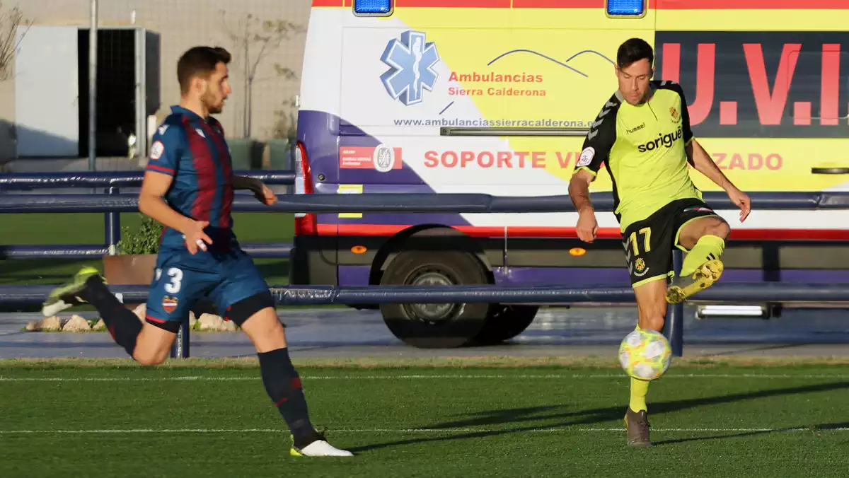 Pedro Martín en una acció de l'Atlètic Llevant-Nàstic