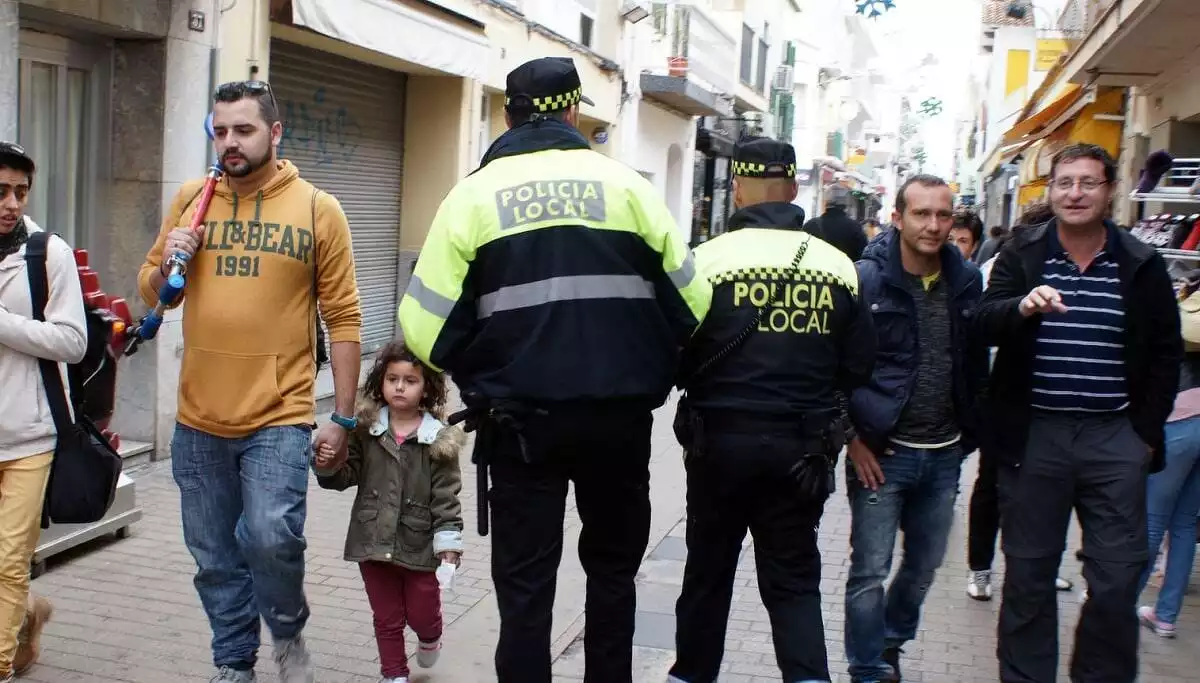 Policies locals patrullant per Calafell Platja.