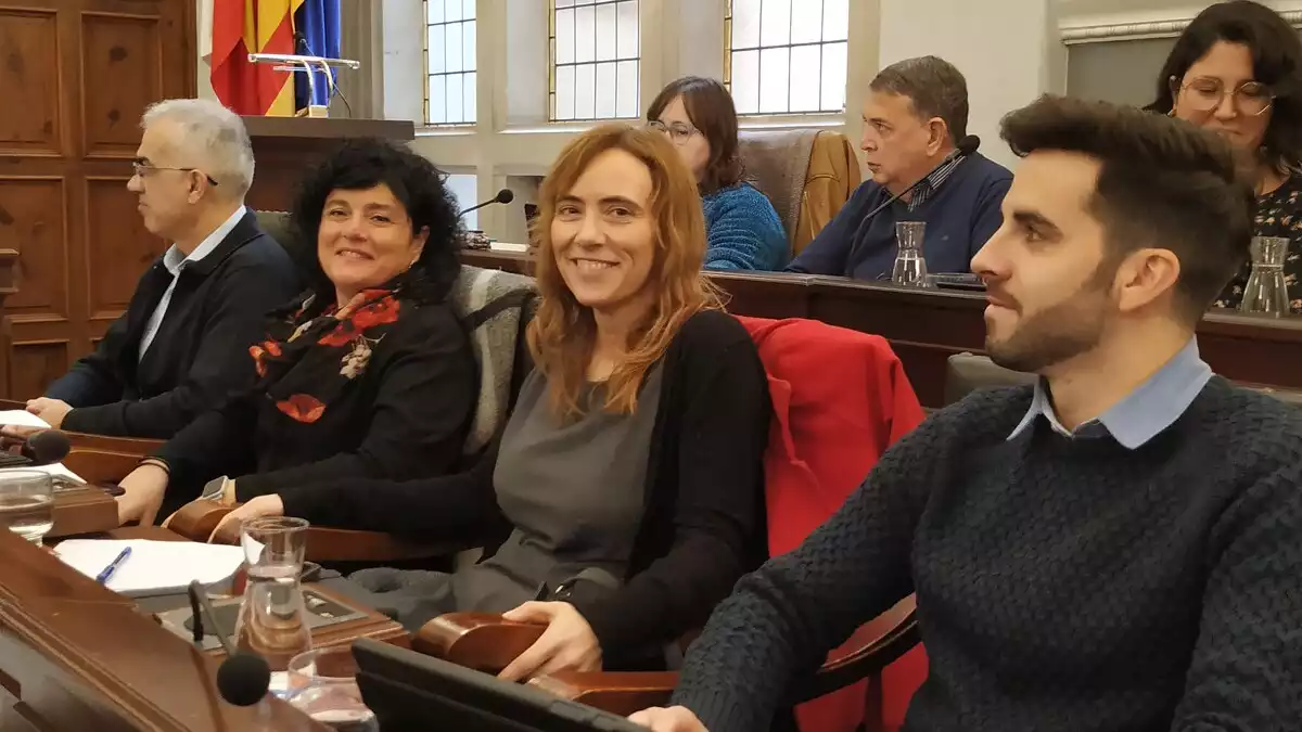 Sandra Guaita al ple de Reus, amb el grup municipal del PSC, durant la sessió d'aquest divendres