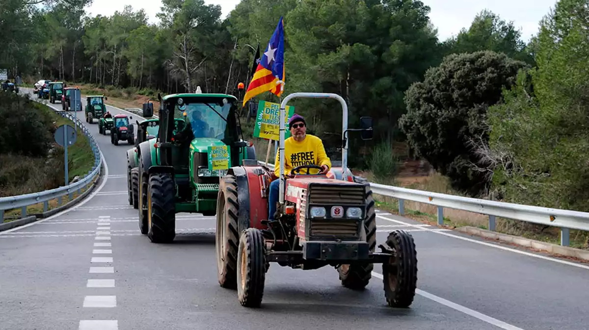 Imatge dels tractors que han participat en la tractorada organitzada per Unió de Pagesos a l'entrada del centre penitenciari de Mas d'Enric