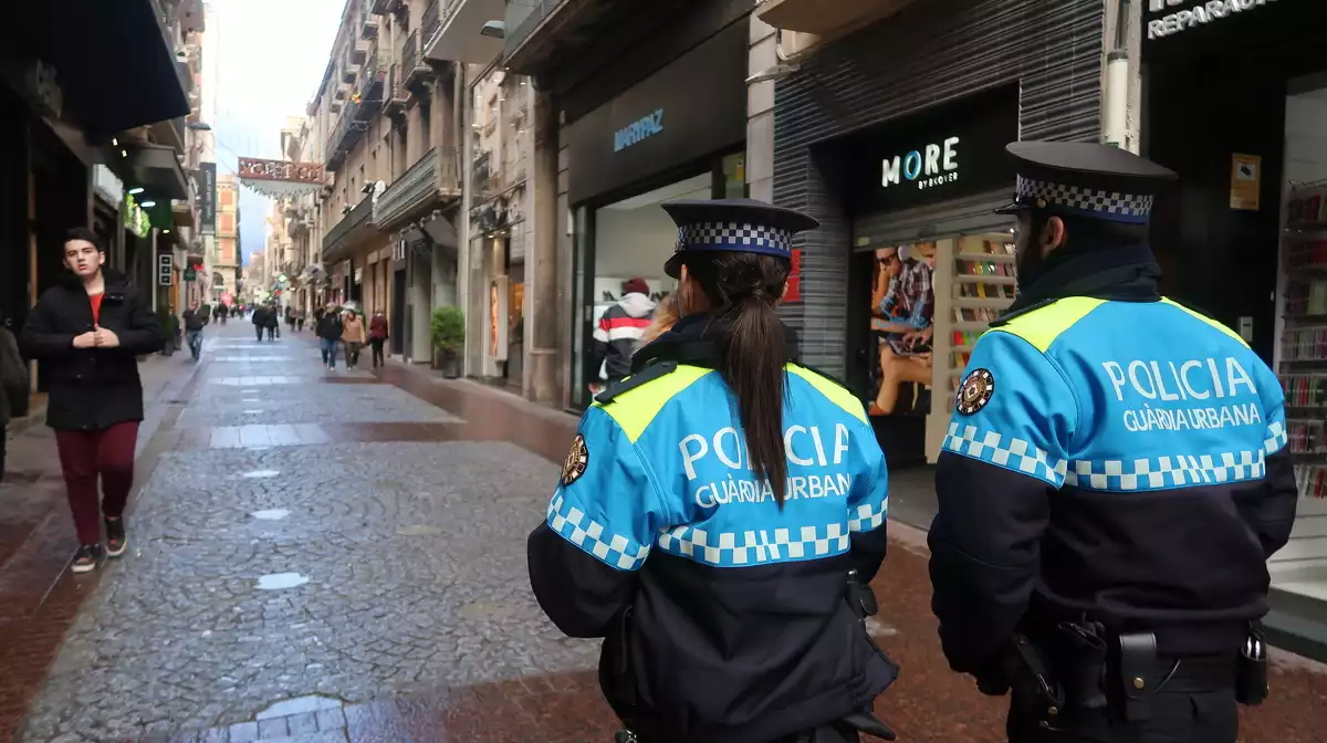 Una patrulla de la Guàrdia Urbana de Reus passejant pel carrer Monterols