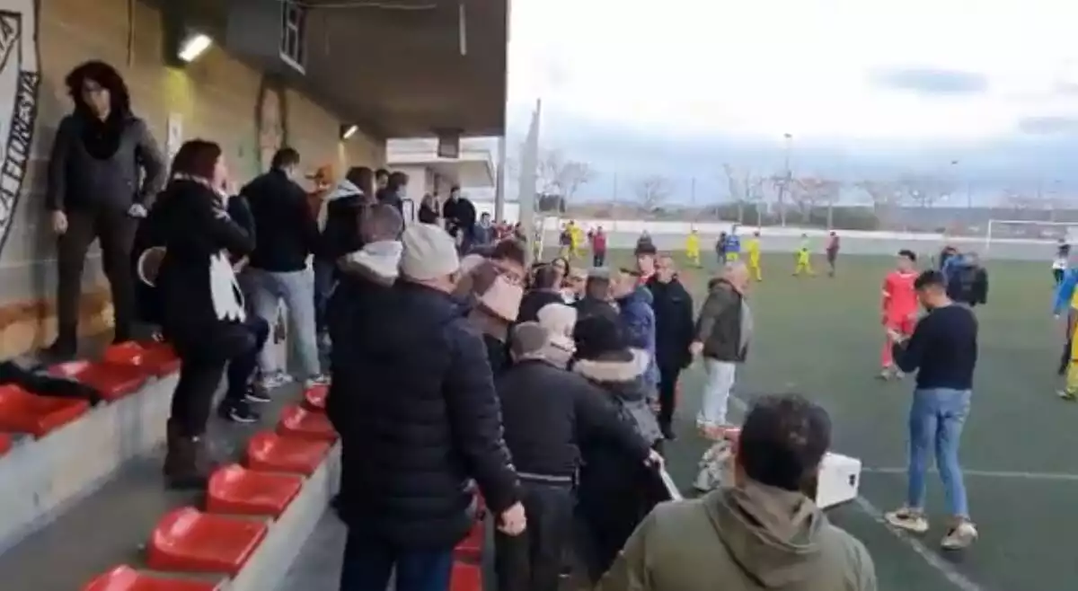 Captura del vídeo que mostra la baralla al camp de futbol de la Floresta