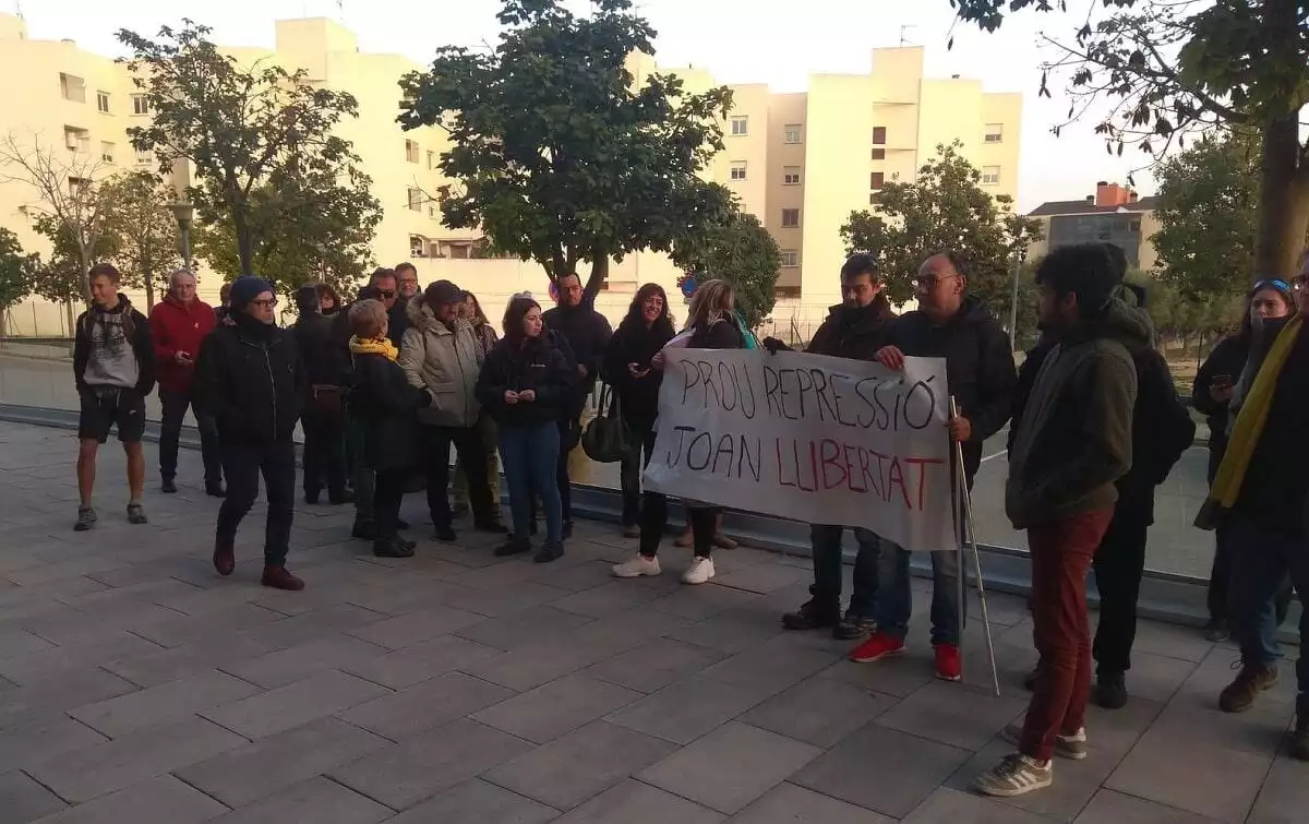 La concentració al davant dels Jutjats del Vendrell.