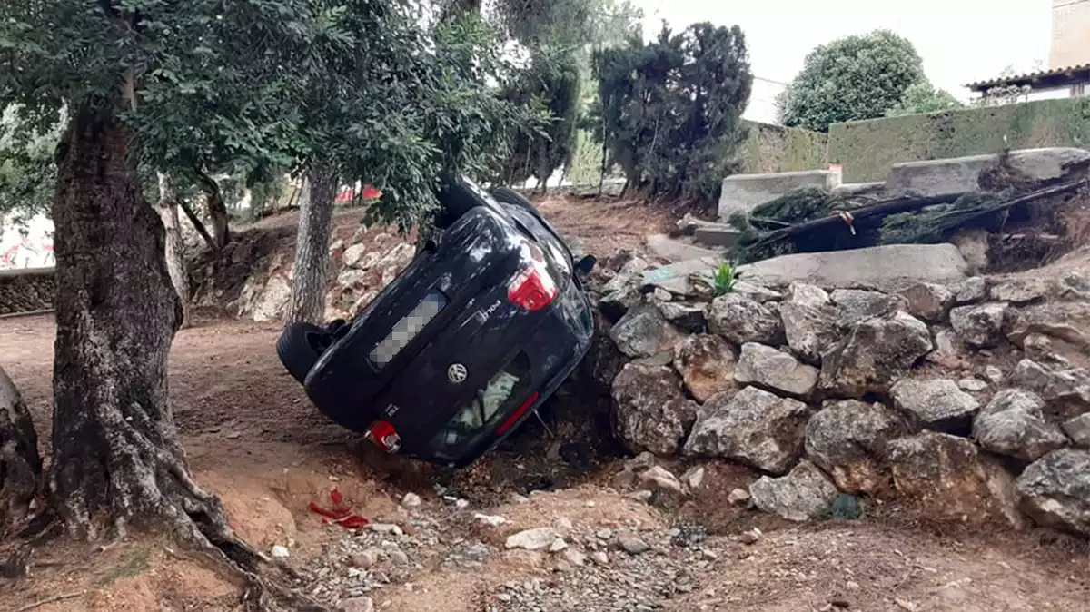 Imatge del cotxe accidentat bolcat en un parc a la urbanització de Tarragona-2