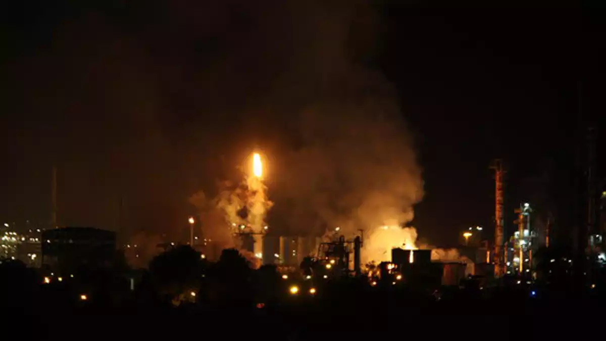 Plano general del incendio en la indústria química que ha explotado en la Canonja este martes 14 de enero