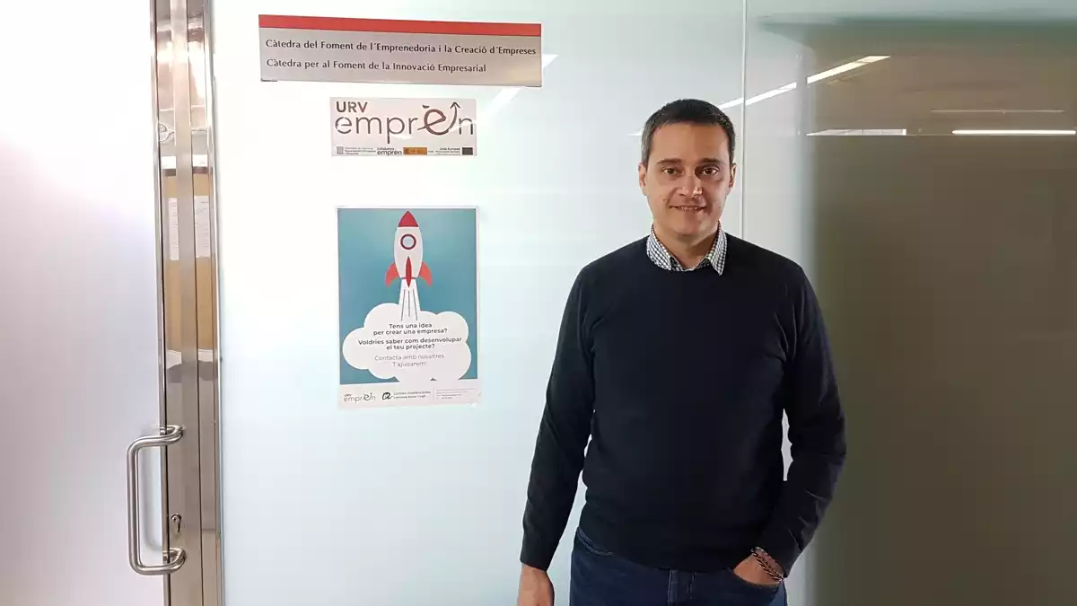 El Dr. Xavier Càmara a la porta del despatx de la Càtedra d'Emprenedoria i Creació d'Empreses de la URV