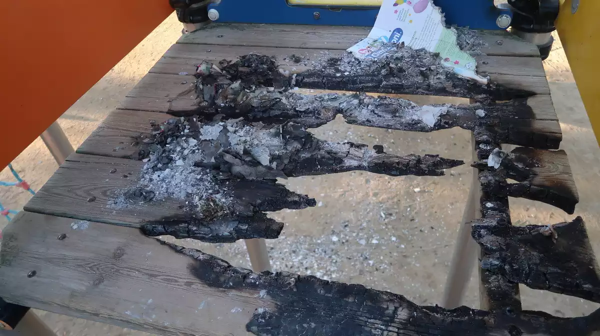 Imatge del parc infantil del barri Mas Iglesias de Reus, cremat per una foguera