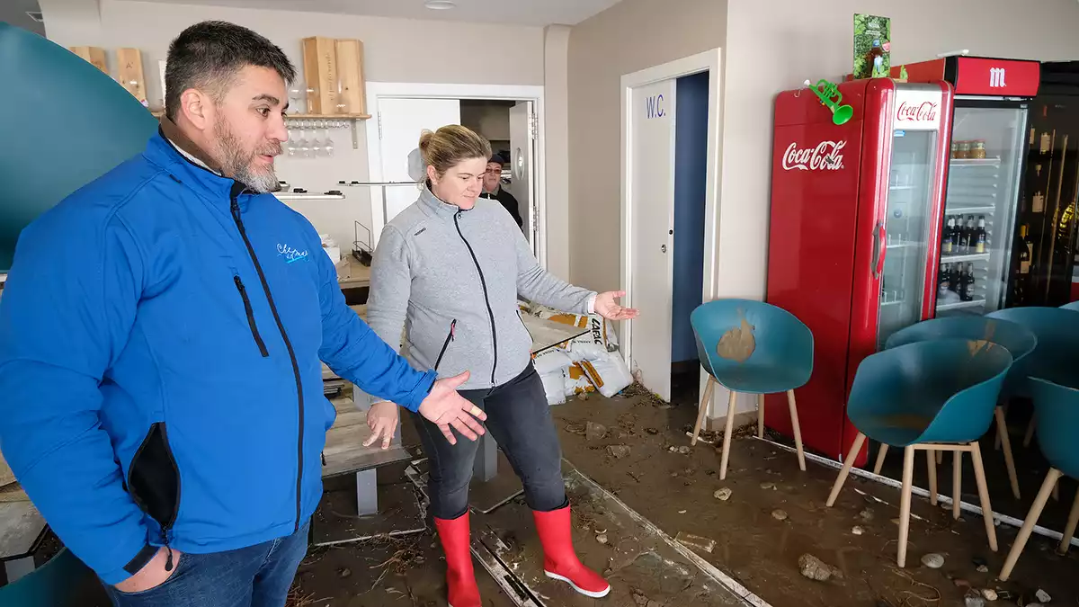 Martín i Cristina, propietaris del restaurant Che del Mar a la Pineda, mostren les destrosses provocades pel temporal Glòria.