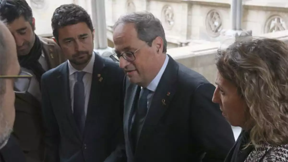 El president de la Generalitat, Quim Torra, parlant amb diversos consellers a la Galeria Gòtica