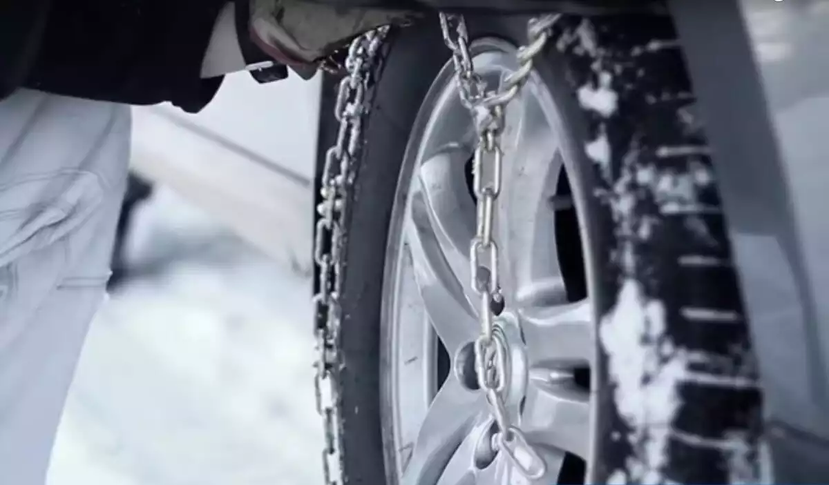 Cotxe Hyundai amb cadenes de neu