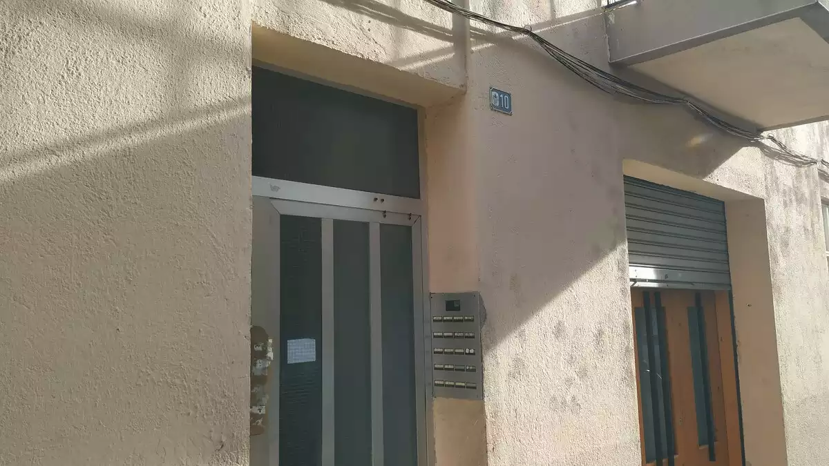 Imatge de la porta del número 10 del carrer de Pi i Maragall de Reus