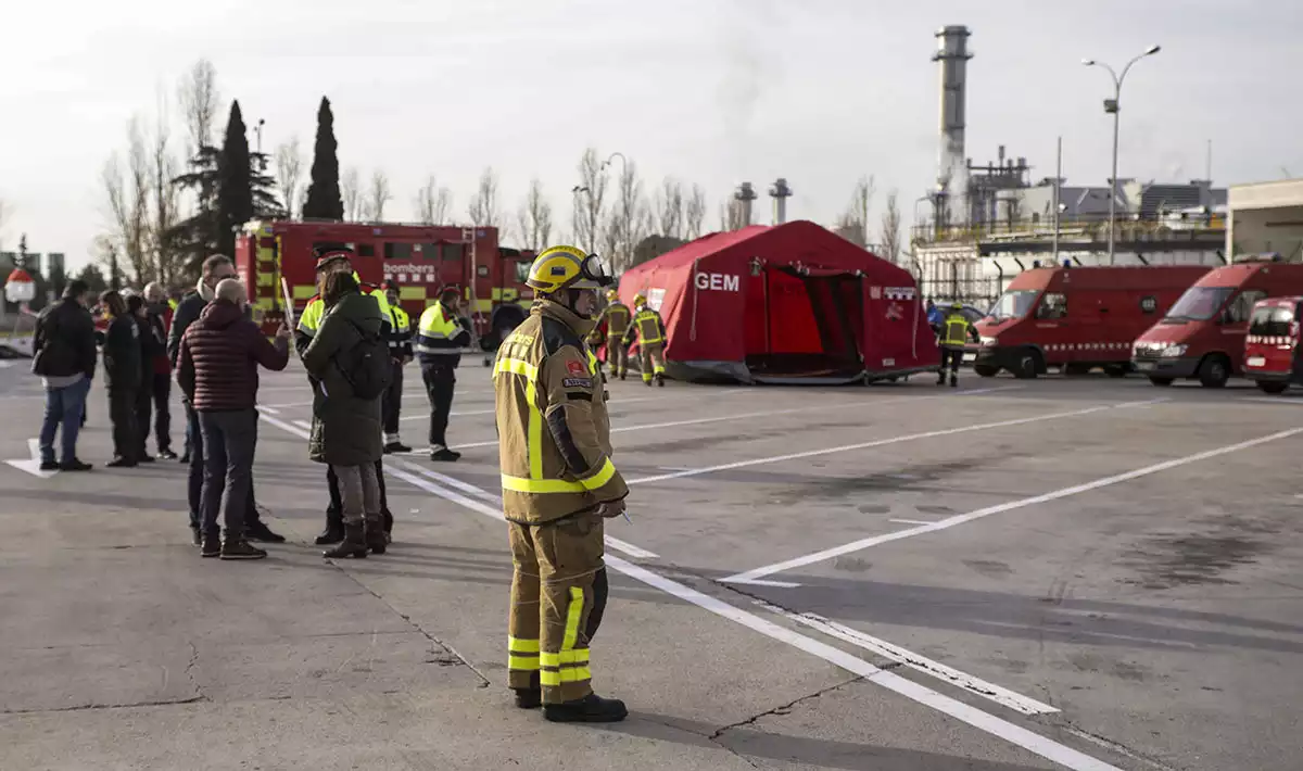 Els Bombers de la Generalitat treballant en el lloc de l'empresa IQOX, on hi ha hagut l'explosió química