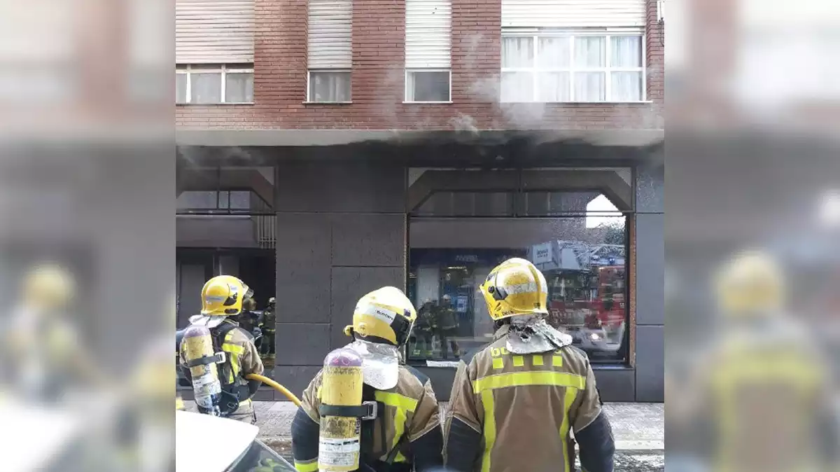 Imatge dels Bombers en l'incendi d'uns cables a Tortosa