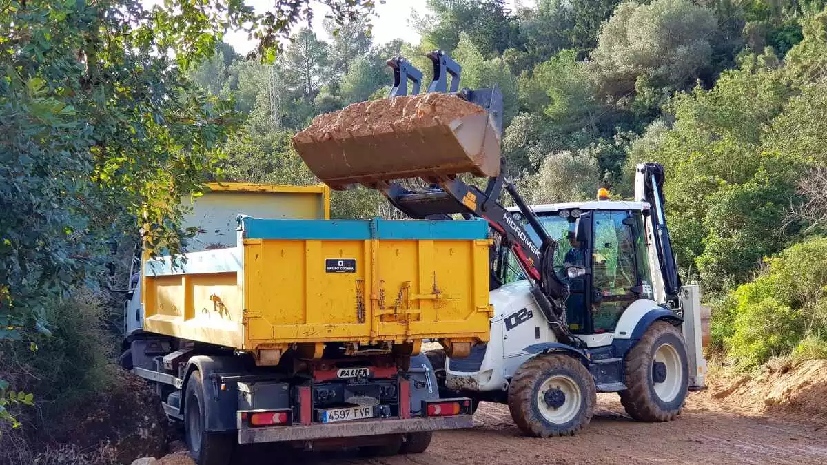 Feines d'arranjament d'un camí municipal, a Tortosa, després del temporal