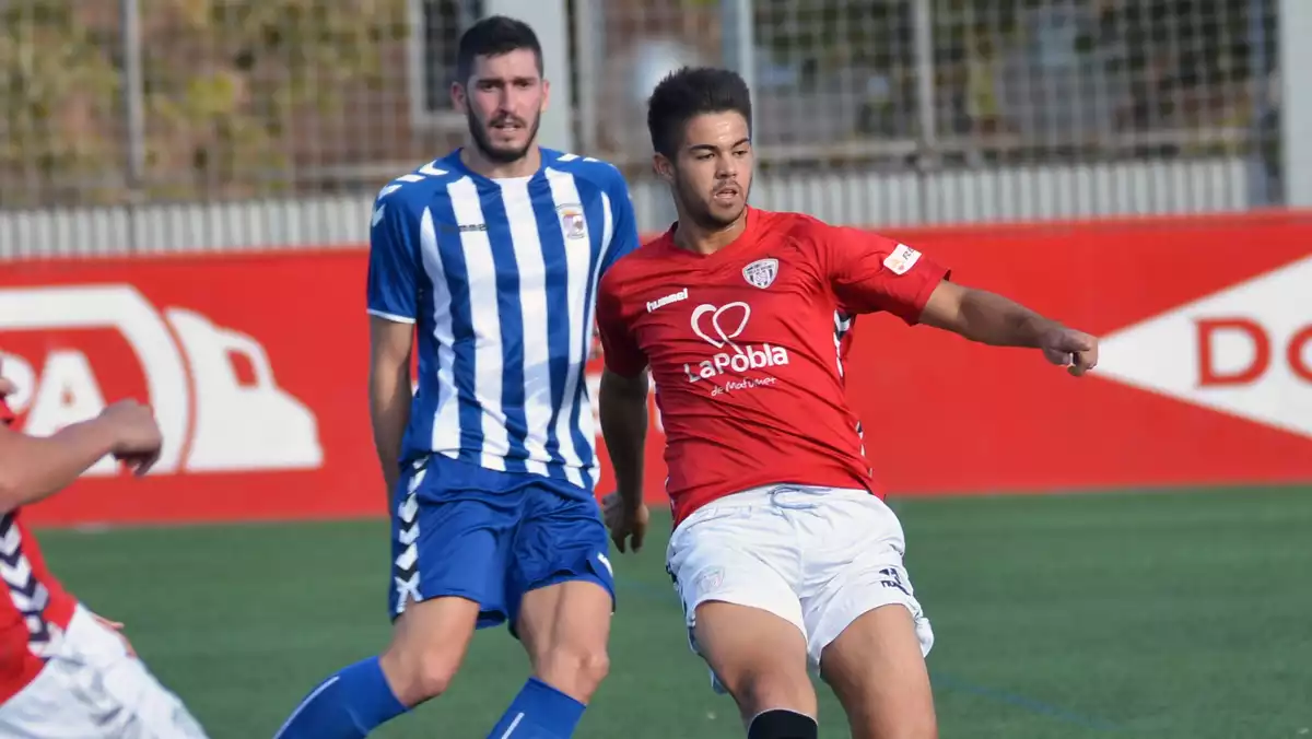 Roger Figueras, en acció en un partit a La Pobla de Mafumet