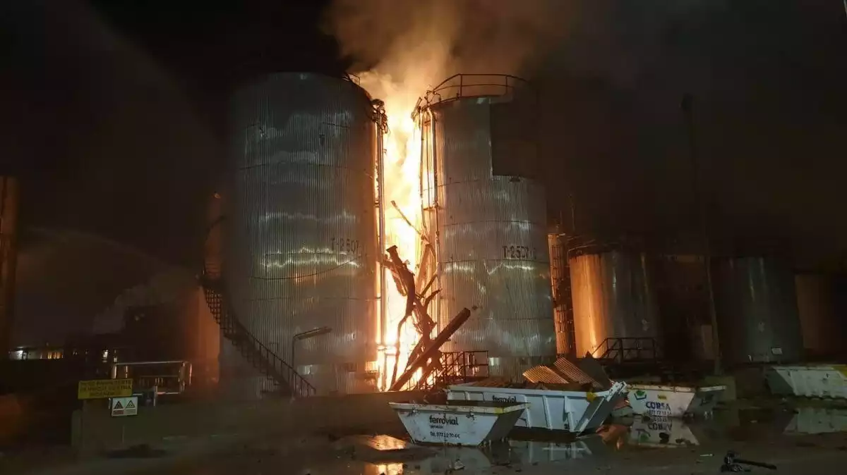 Imatge de l'incendi de la planta química IQOXE de Tarragona