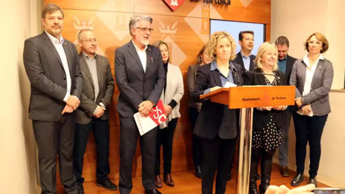 Imatge de tots els regidors que formen el govern municipal de Tortosa amb la incorporació dels tres edils del PSC.
