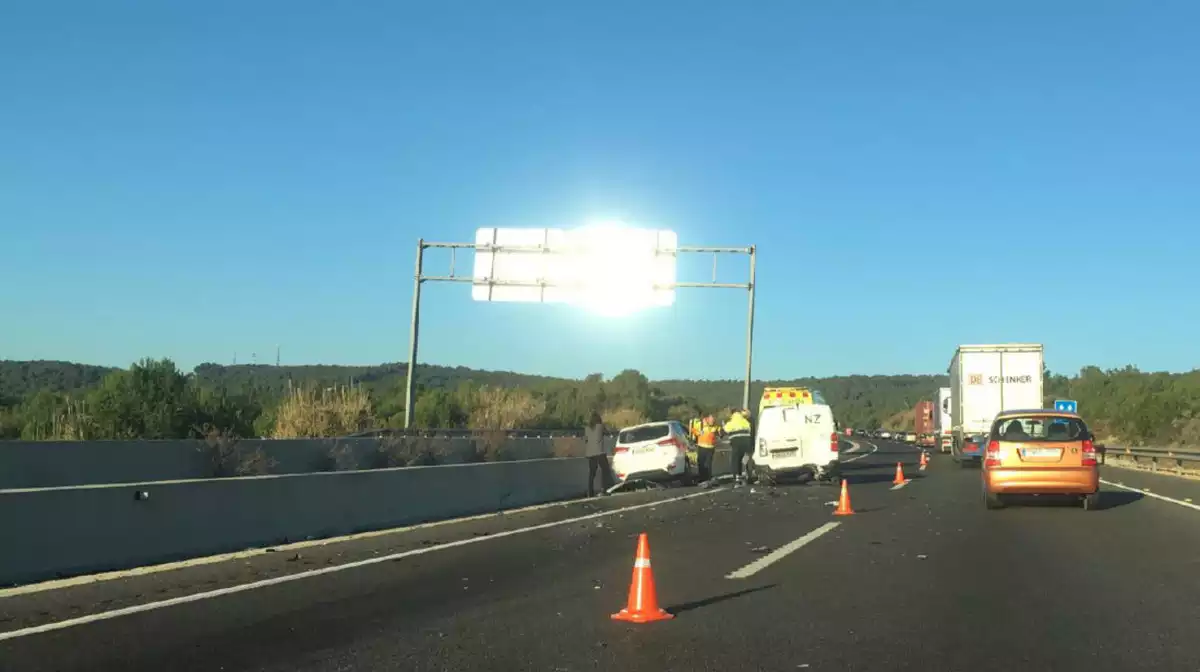 Cotxe accidentat a l'A-7 a Tarragona.