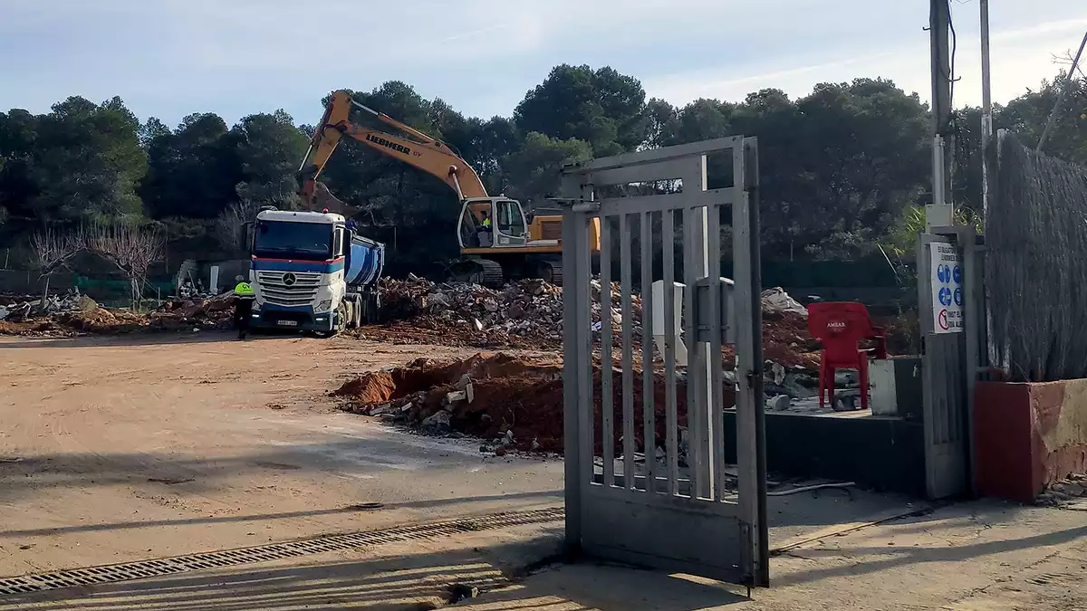 Imatge de les màquines durant l'enderroc del càmping La Unión de Salou.