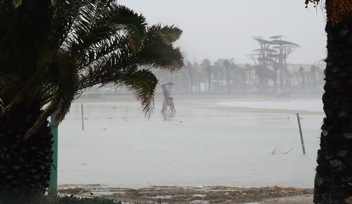Imatge de la platja de la Pineda sense sorra pel temporal de llevant d'aquest dimarts 21 de gener.