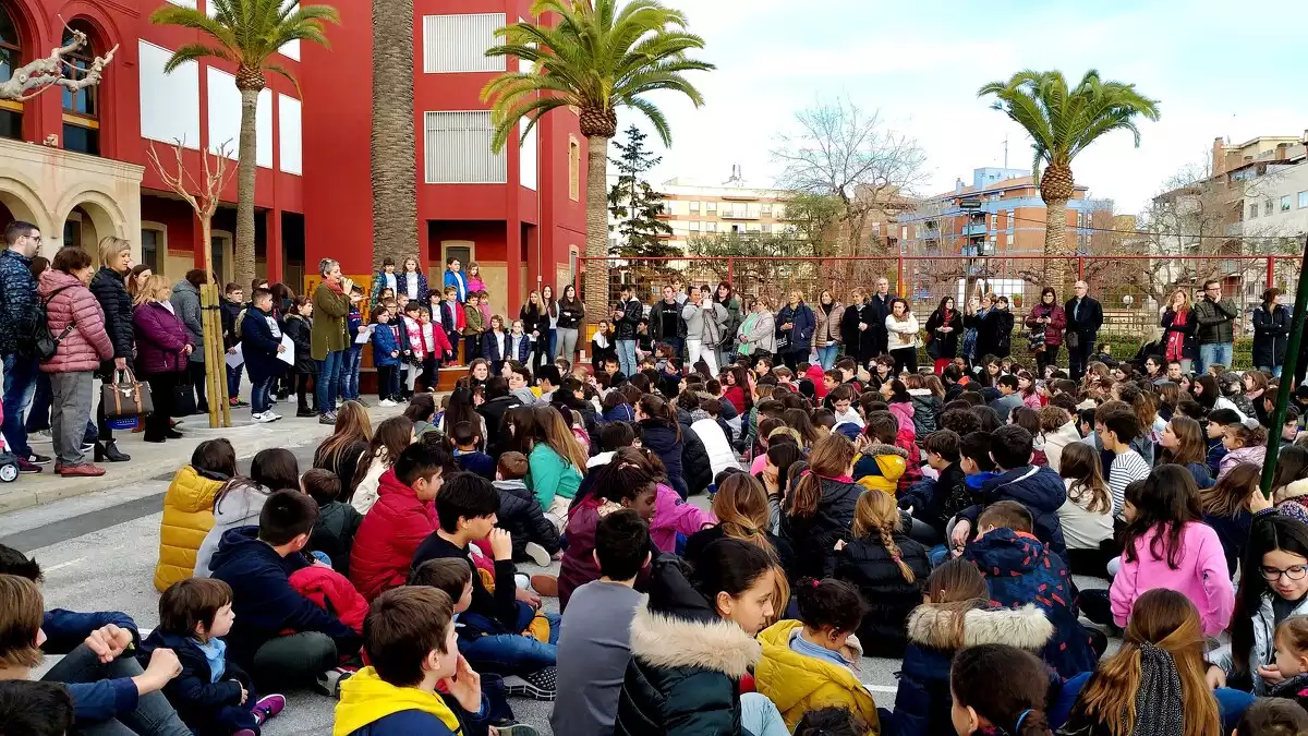 Nens asseguts al pati de l'escola Claret de Valls