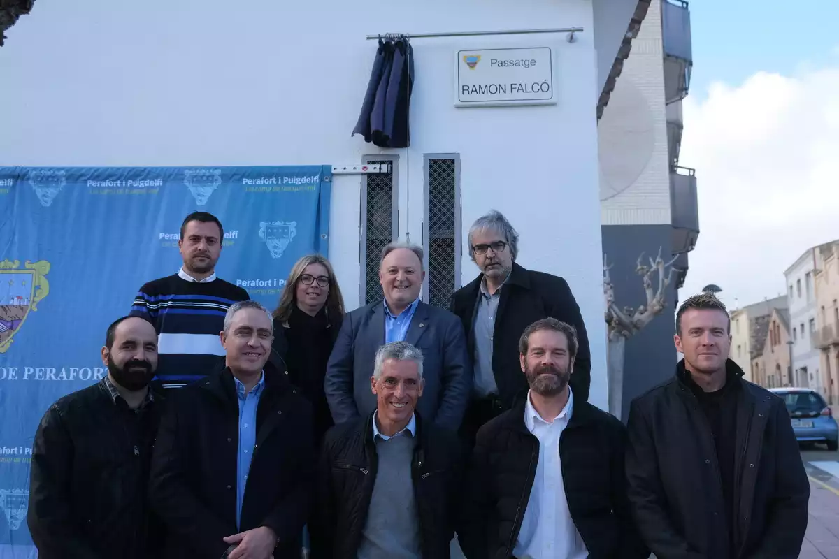 Les institucions convidades inaugurant el passatge nou de Puigdelfí