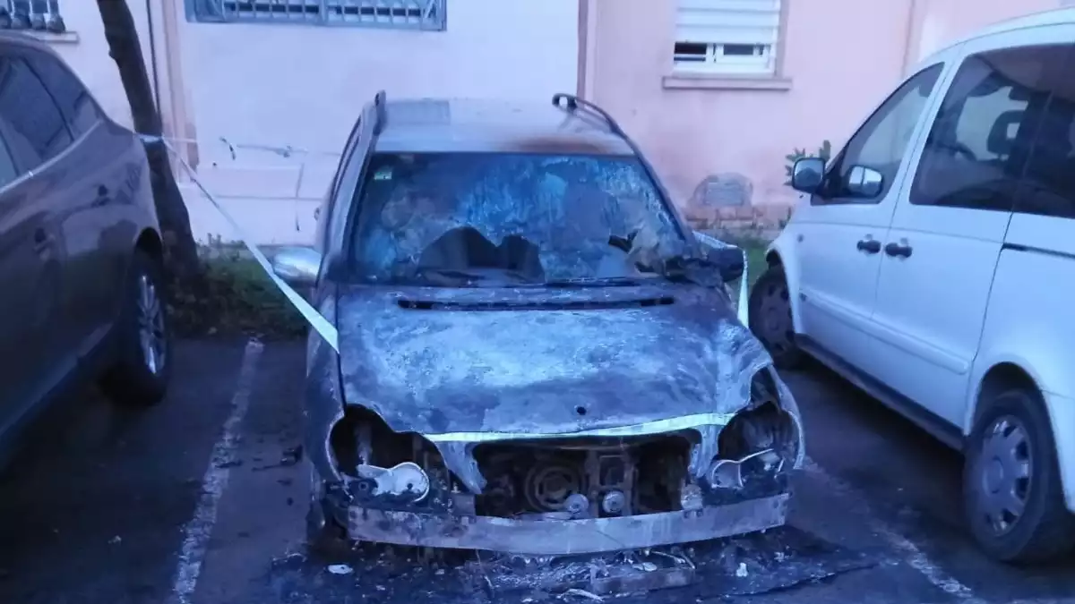 Un cotxe ha cremat aquesta matinada al carrer de l'Onze de Setembre de Torredembarra