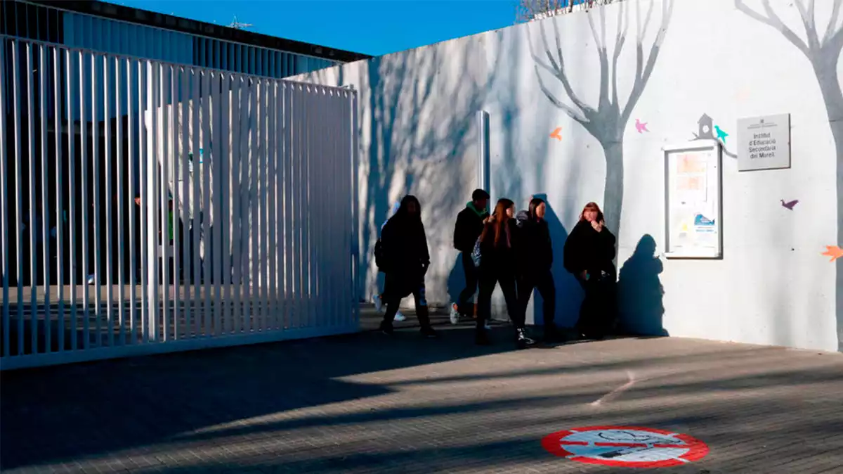 Entrada principal de l'institut de secundària del Morell i un grup d'alumnes sortint de classe,