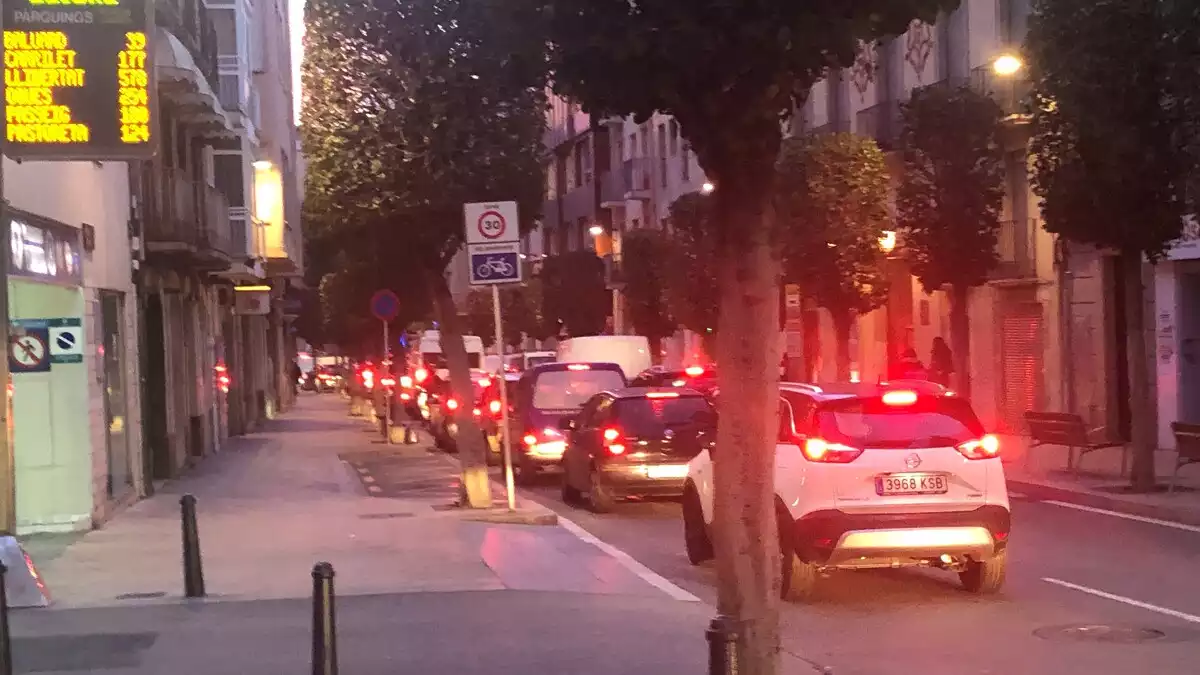 Imatge de l'embús al raval de Robuster de Reus