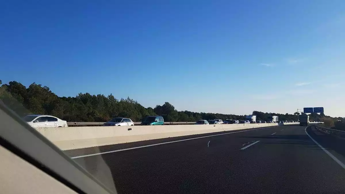 Cues a l'autovia A-7 per un accident a Tarragona en direcció València
