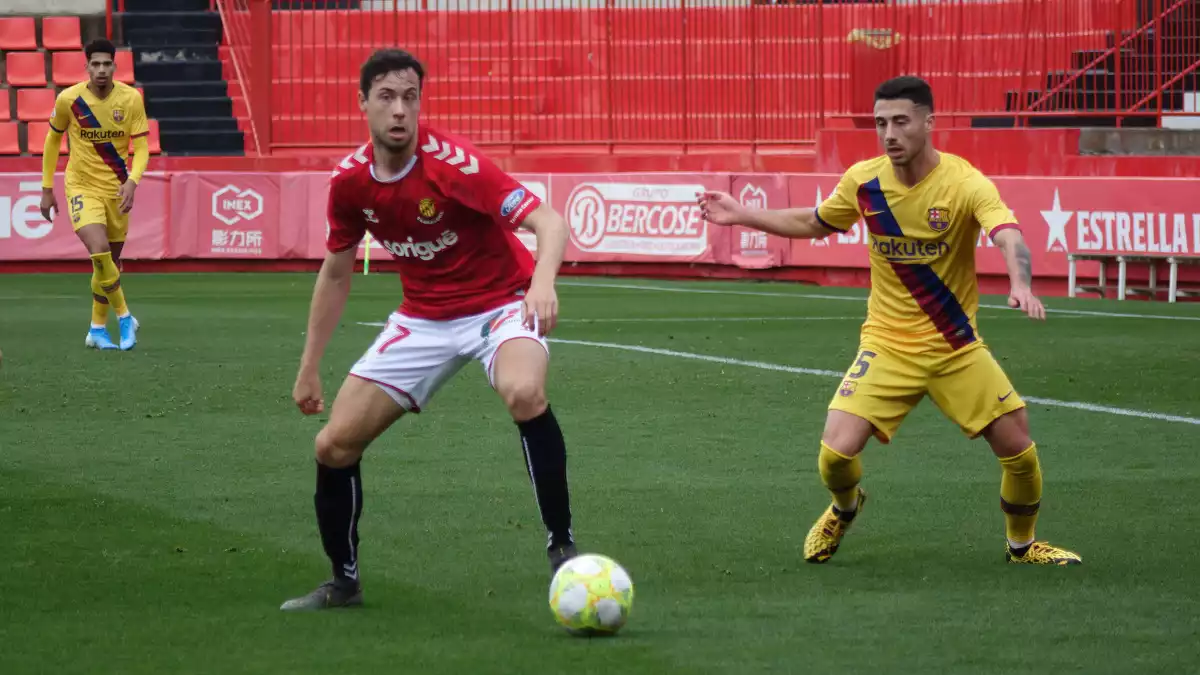 Pedro Martín controla la pilota dins de l'àrea blaugrana