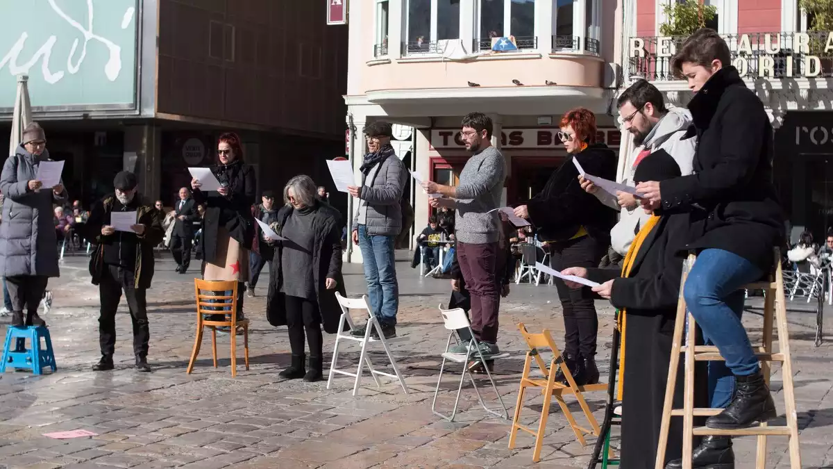 Imatge de l'acció artística 'Sense veu' duta a terme a la plaça Mercadal de Reus