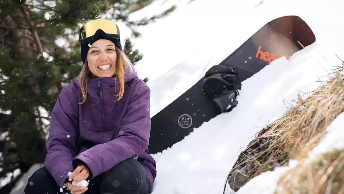 Núria Castan posa amb la taula de snowboard