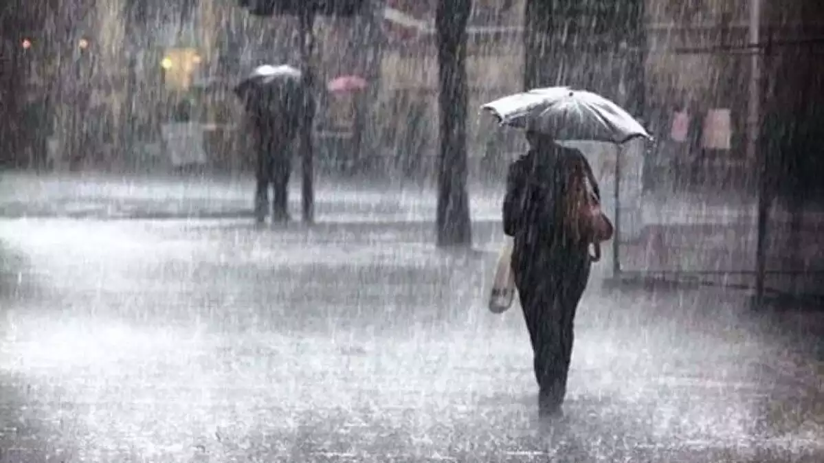 Imatge d'una persona amb paraigües un dia d'intensa pluja