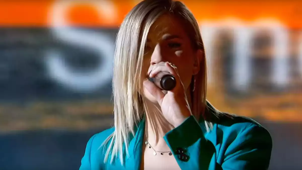 Samantha, d'OT2020, cantant en català a la primera gala