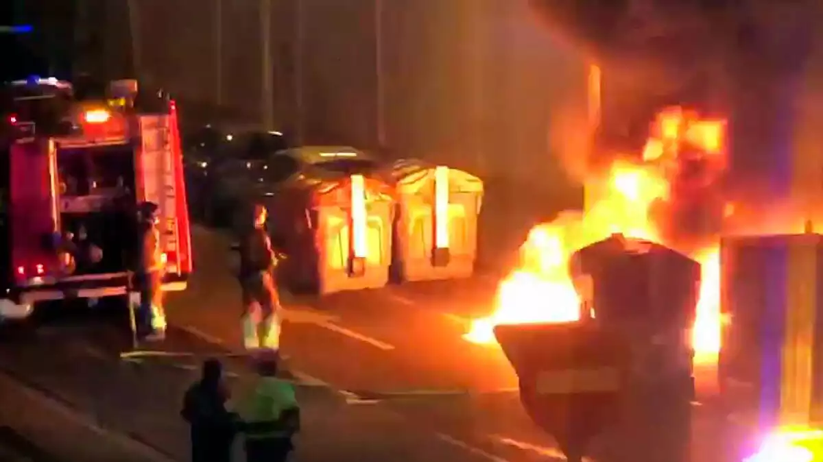 Els Bombers treballen en un incendi de contenidors a l'avinguda dels Països Catalans a Reus