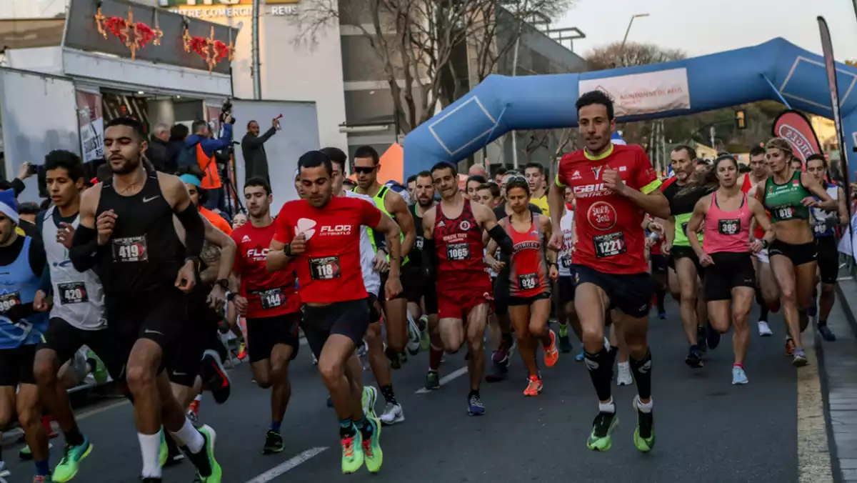 Els corredors durant els primers metres de la Sant Silvestre reusenca