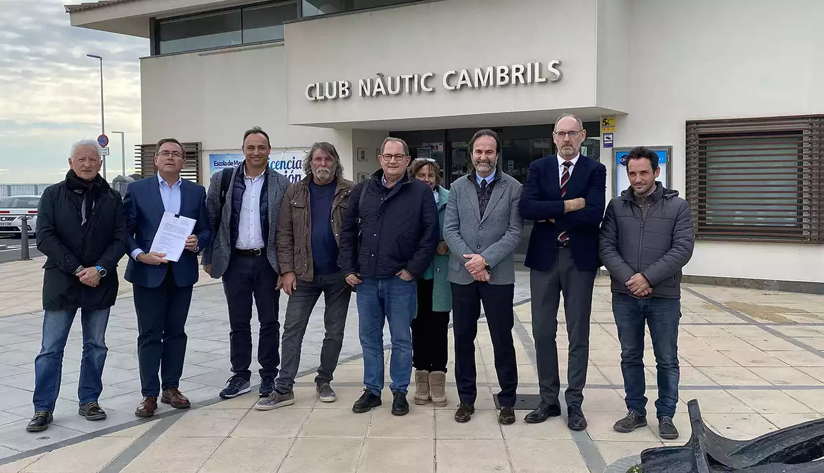 Imatge dels promotors de la moció de censura del Club Nàutic Cambrils, davant de la seu social.
