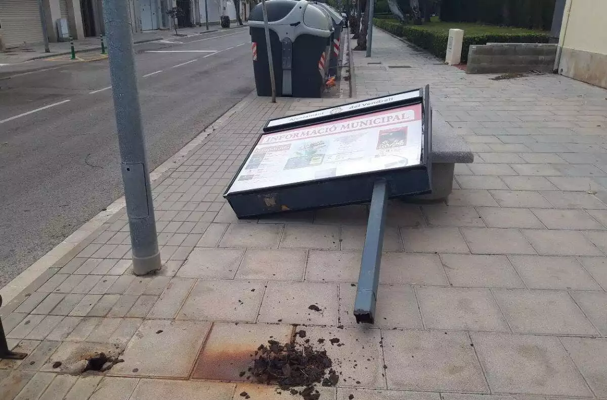 Panell publicitari trencat a Sant Salvador, el Vendrell.