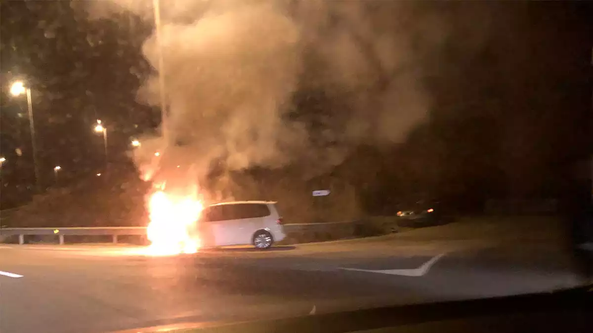 Un vehicle cremant a l'enllaç de l'AP-7 amb la T-11 a Reus