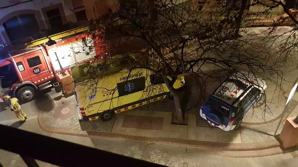 Imatge dels serveis d'emergència, al carrer de la Carnisseria de Valls